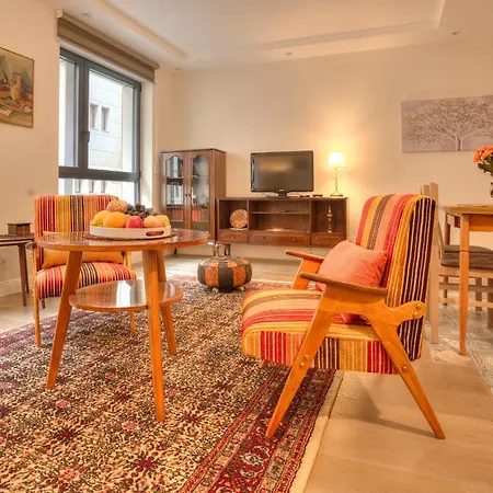 Peaceful Downtown Apartment *